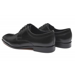Zapatos negros de vestir para Hombre estilo Derby en piel de vacuno y cordones negros vistos desde atrás