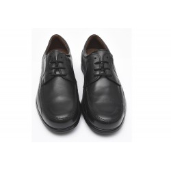 Zapatos Negros Ancho especial para hombre con cordones negros y suela antideslizante vistos de frente
