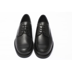 Zapatos Blucher Marrones de Ancho Especial para Hombre con cordones marrones y suela negra vistos de frente