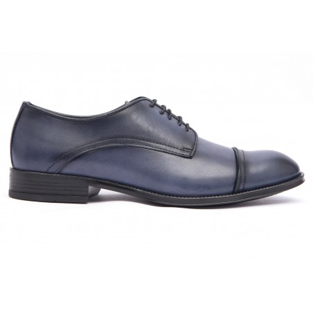 Zapato Azul de vestir para hombre en piel de vacuno con cordones negros visto de lado