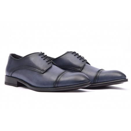 Zapatos Azules de vestir para hombre en piel de vacuno con cordones negros vistos de lado