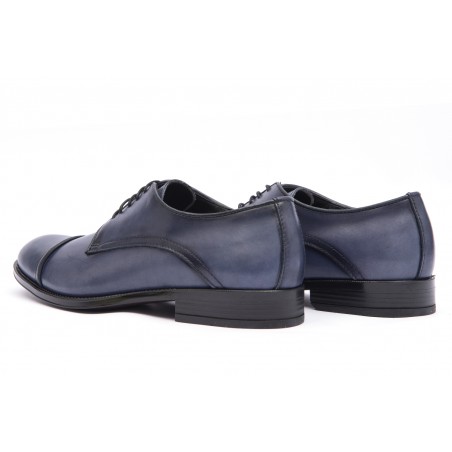 Zapatos Azules de vestir para hombre en piel de vacuno con cordones negros vistos desde atrás