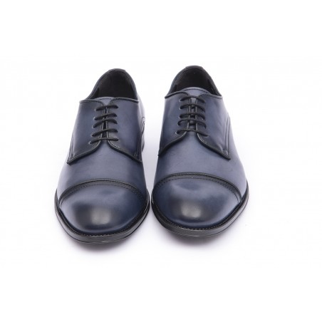 Zapatos Azules de vestir para hombre en piel de vacuno con cordones negros vistos de frente