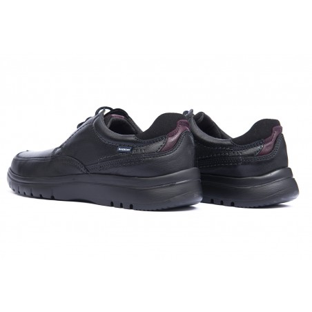 Zapatos cómodos negros de hombre en piel de vacuno cordones negros y suela de goma eva vistos desde atrás