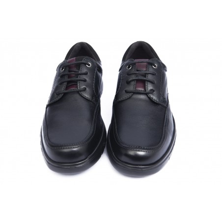 Zapatos cómodos negros de hombre en piel de vacuno cordones negros y suela de goma eva vistos de frente