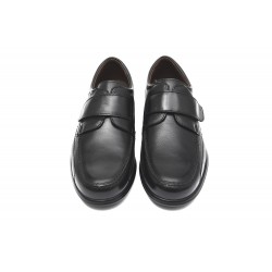Zapatos negros Ancho especial para hombre con cierre adhesivo y suela de goma vistos de frente