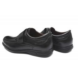 Zapatos negros Ancho especial para hombre con cierre adhesivo y suela de goma vistos desde atrás